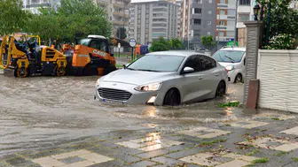Adana’da sağanak günlük yaşamı felç etti