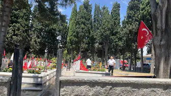 Edirnekapı’da bayram sabahı şehitlerin huzuruna çıktılar