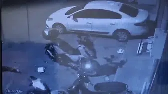 Beyoğlu’nda gaza basma kavgası Bir motosiklet yaktı, dört araç kül oldu