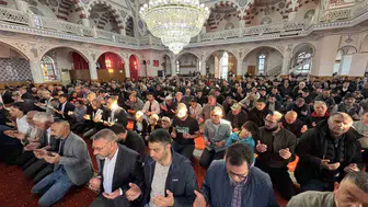 Kulu halkı bayram sabahı saf tutmak için camilere koştu
