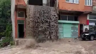 Ordu’da aşırı yağış bir evin içinden şelale gibi aktı