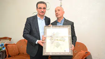 Erzurum Valisi bayramda gazileri evlerinde ziyaret etti