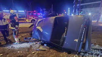 Bandırma'da kavşakta kaza Bir kişi araçta sıkıştı