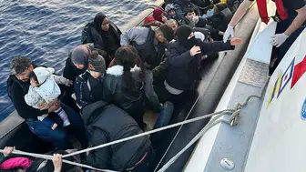 Çeşme açıklarında durdurulan botta 39 göçmen yakalandı