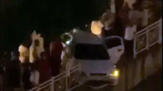 Adana'da korkutan trafik kazası Otomobil kanalda asılı kaldı