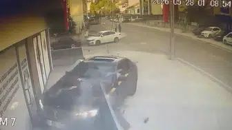İzmit'te kontrolden çıkan otomobil iş yerine girdi