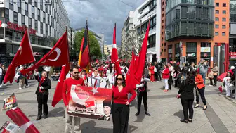 Stuttgart meydanı 19 Mayıs için kırmızı beyaza büründü