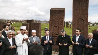 Bakan Çiftçi Ahlat’ta tarihi mezarlığı inceledi