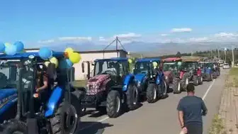 Siirt'te düğün konvoyunun yıldızı lüks araçlar değil traktörler oldu