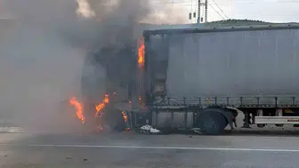 Kırıkkale yolunda kereste yüklü tır küle döndü