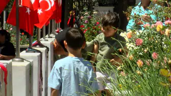 Edirnekapı Şehitliği'nde bayram sabahı duygusal anlar yaşandı