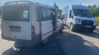 İnegöl yolunda iki minibüs kafa kafaya çarpıştı