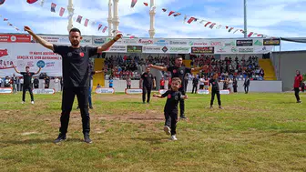 19 Mayıs kutlamalarında minik zeybek sahneyi çaldı