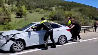 Bolu trafiğinde polisten pratik çözüm