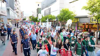 Alanya renkli kortejle festivale kapılarını açtı