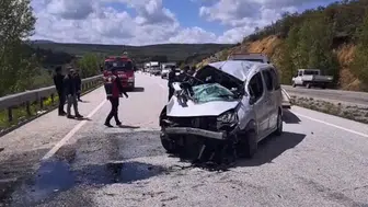 Yozgat yolunda kontrolünü kaybeden araç bariyerlere girdi