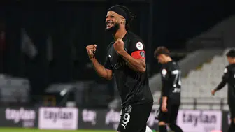 Manisa FK golcüsü Diony ile masaya oturuyor