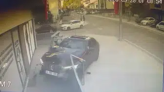 İzmit'te kontrolden çıkan otomobil iş merkezine daldı
