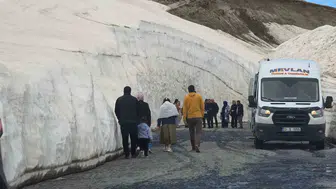 Bitlis Nemrut yolunda yazın ortasında dev kar tünelleri