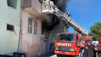 Yalvaçta ahşap evde mahsur kalan 6 kişi itfaiye merdiveniyle kurtarıldı