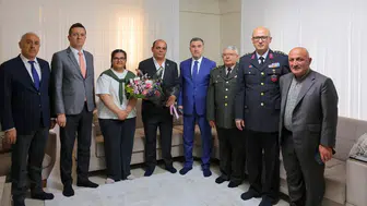 Bayburt Valisi bayram sabahı şehit ve gazi evlerini ziyaret etti