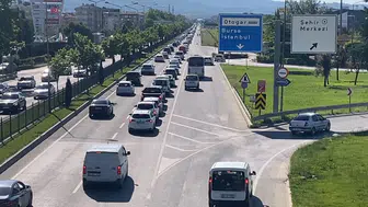 Bayram dönüşü Bursa Ankara yolunda araç kuyrukları uzadı