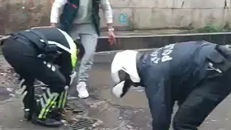 Diyarbakır trafiğini tıkayan su birikintilerine polis müdahalesi