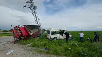 Aksaray'da tarım işçilerini taşıyan minibüs ile kamyonet kavşakta çarpıştı