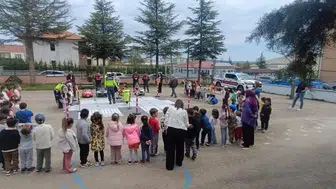 Pazaryeri minikleri trafik kurallarını sahada öğrendi