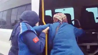 Yolda kalan hastaya zabıta yetişti