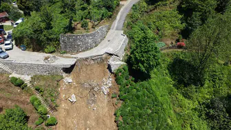 Rize’de şiddetli yağış mahalleyi birbirine bağlayan yolu çökertti