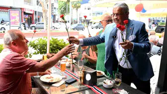 Norveçliler Kemer sokaklarını bayram coşkusuyla doldurdu