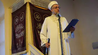 Kocaeli’deki tarihi camide 100 yıllık kılıçla bayram hutbesi