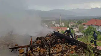 Akseki'de tarihi düğmeli ev alevlere teslim oldu
