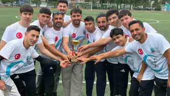 Salihli Ülküspor yenilgisiz şampiyonluk kupasını havaya kaldırdı