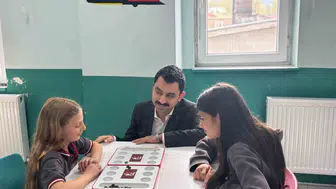 Susuzlu öğrenciler zeka oyunlarıyla strateji geliştiriyor