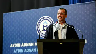 Güvenlik görevlisi olarak girdiği üniversiteden fakülte birincisi olarak mezun oldu