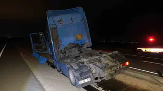 Karaman yolunda direksiyon hakimiyetini kaybeden tır bariyerlere daldı