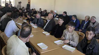 Bitlisli köylüler bayram sabahını dev kazanlarda pişen lezzetle karşılıyor