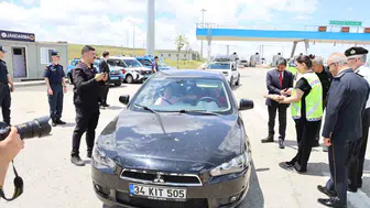 Kırşehir Valisi bayram yolunda sürücülerle çikolata eşliğinde buluştu