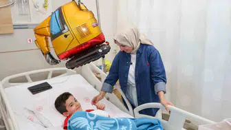 Bilecik'te minik hastaların yüzünü güldüren sürpriz ziyaret