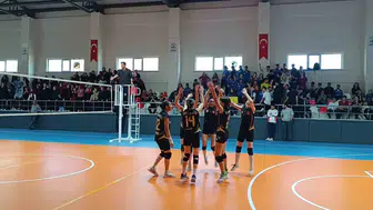 Siverek Spor Lisesi voleybolda şampiyonluk kupasını kaldırdı
