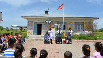 Berber adayı gençler bayram öncesi köy köy dolaşıp tıraş yapıyor