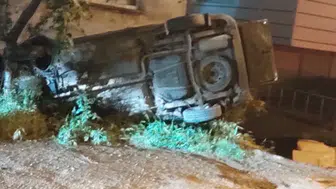Giresun'da kontrolden çıkan araç apartman dairesine daldı