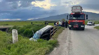 Muradiye yolunda direksiyon hakimiyetini kaybeden sürücü kanala uçtu
