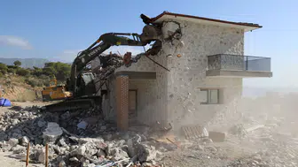 Kaş'ta binlerce kaçak yapıyı yıkacak müteahhit bulunamıyor