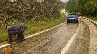 Bilecik'te yamaçtan kopan kayalar ulaşımı durdurdu