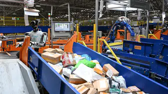Çin kargo merkezlerinde insan gibi çalışan robotlar dönemi başladı