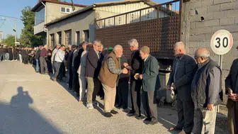 Yamanlı Mahallesinde 110 yıllık bayram geleneği metrelerce kuyruk oluşturdu