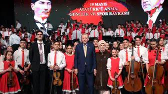 Cumhurbaşkanı Erdoğan 19 Mayıs kutlamalarında çocuklarla bir araya geldi